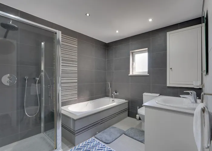 Oceanic Pearl Deluxe - 200m From *