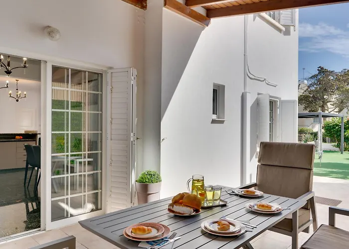 Oceanic Pearl Deluxe - 200m From *