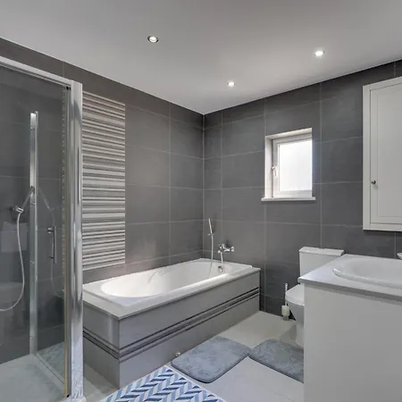 Oceanic Pearl Deluxe - 200m From *